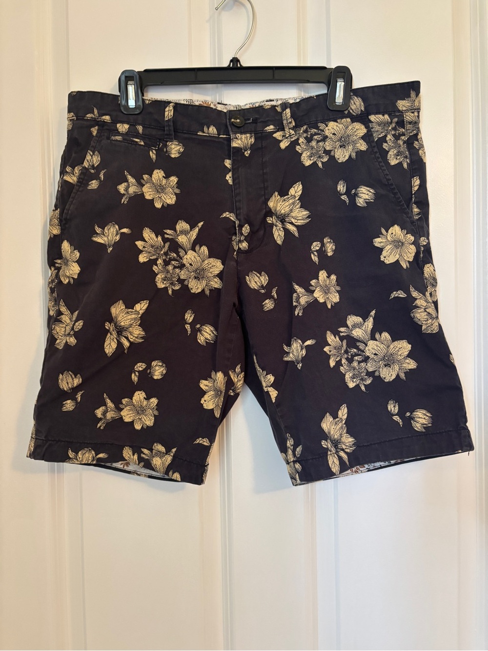 Denim & Flower - Men's Navy Floral Print Shorts - Casual Summer Style. Size 34